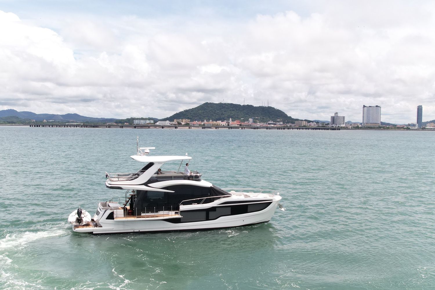 Galeon 560 Fly navegando