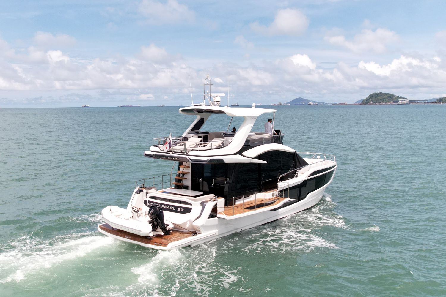 Galeon 560 Fly en marcha, vista de popa