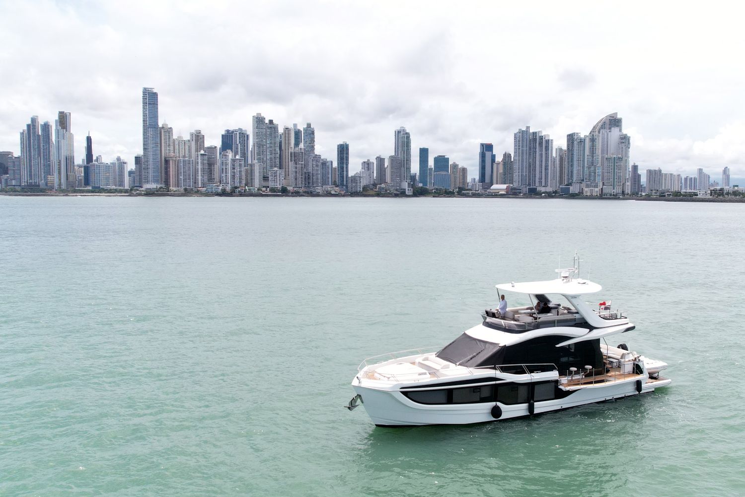 Galeon 560 Fly fondeado, skyline de Panamá