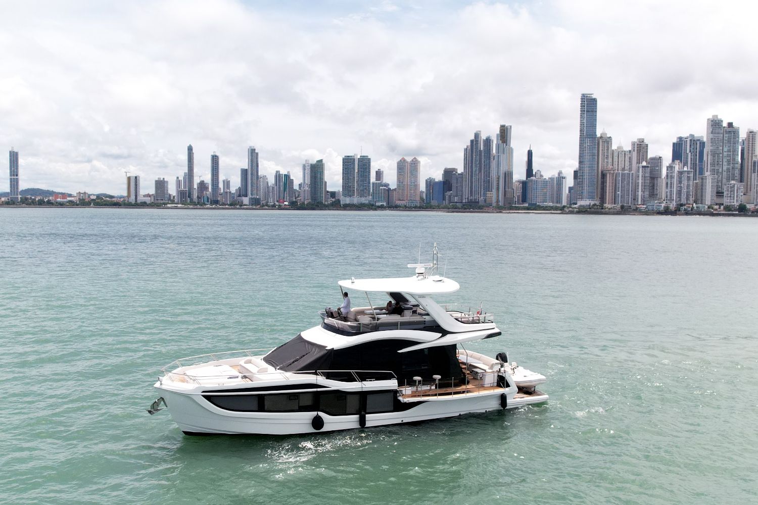 Galeon 560 Fly fondeado frente a la ciudad