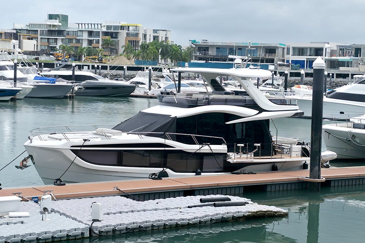 Galeon 560 Fly en marina de Panamá