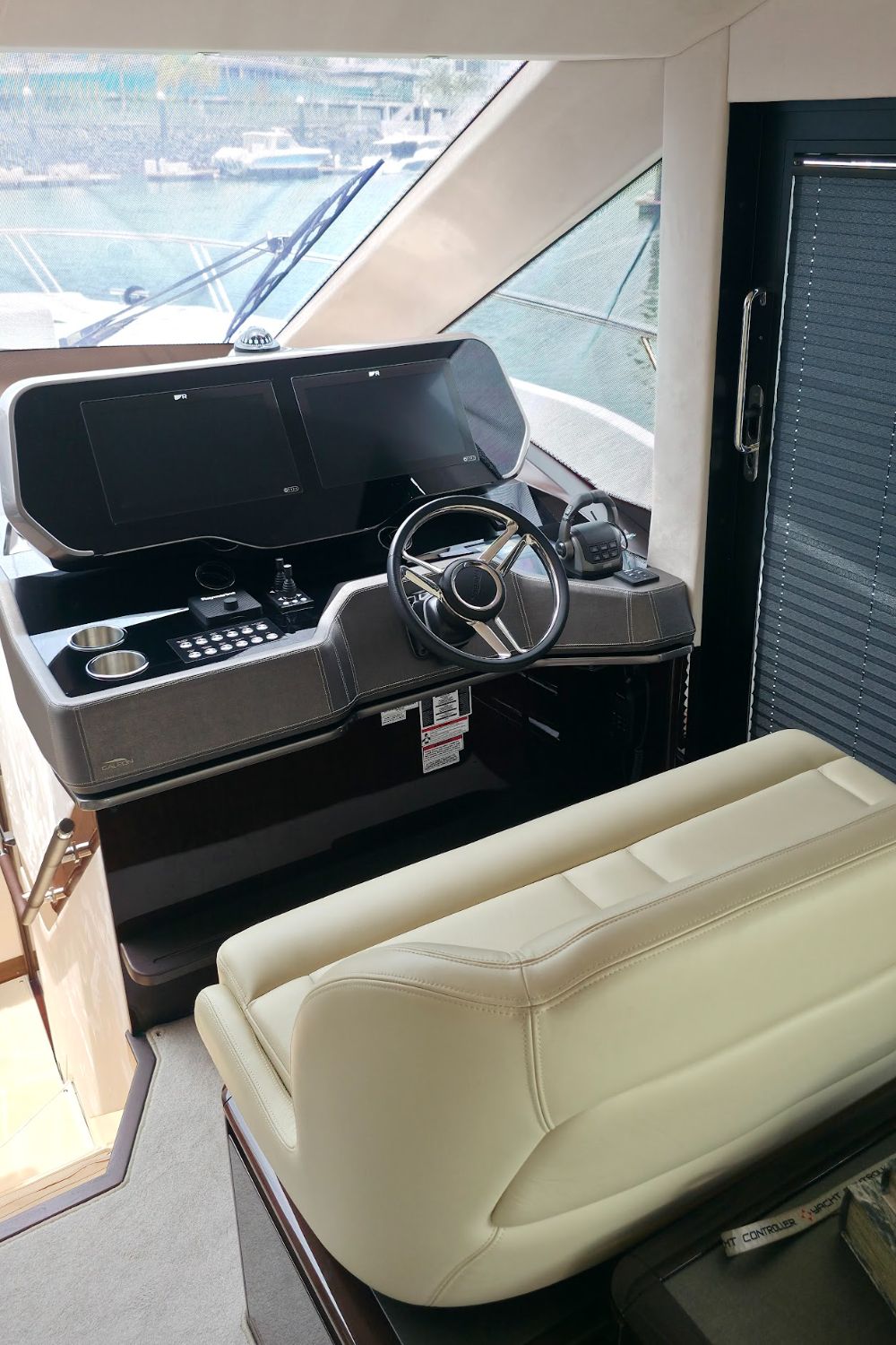 Puesto de mando inferior, Raymarine