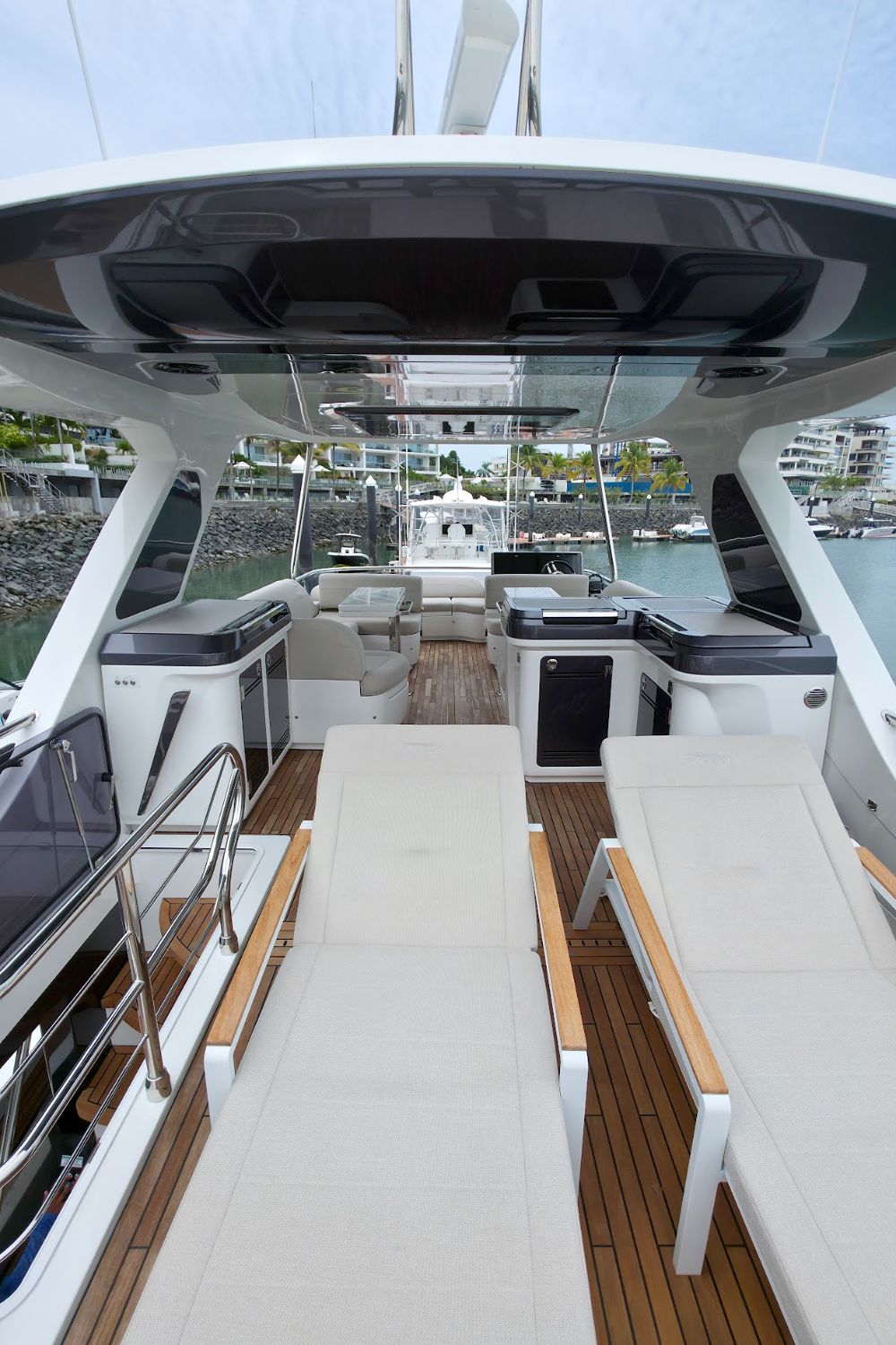 Flybridge con tumbonas y puesto de mando
