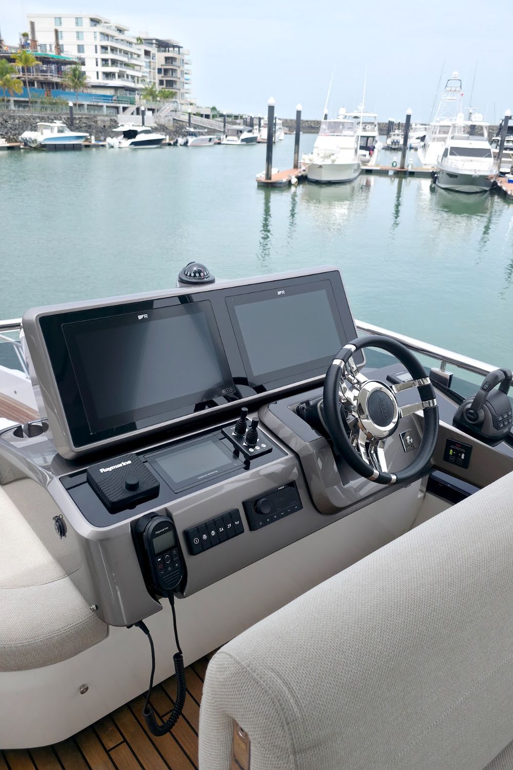 Puesto de mando del flybridge, Raymarine