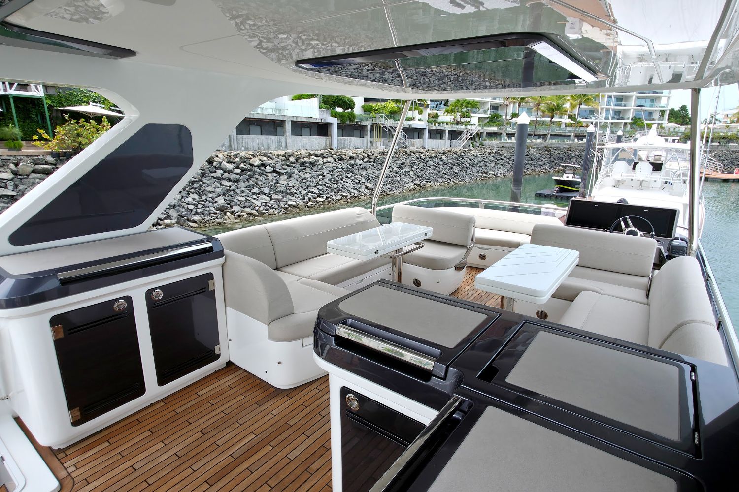 Flybridge con sofás y wet bar