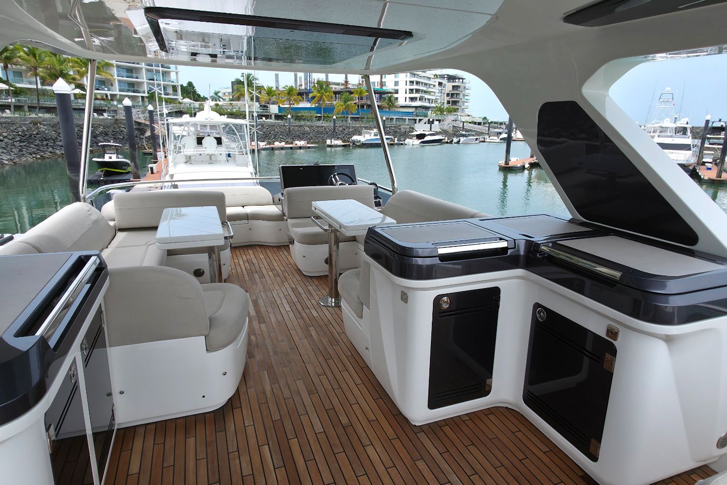 Zona de estar y parrilla en flybridge