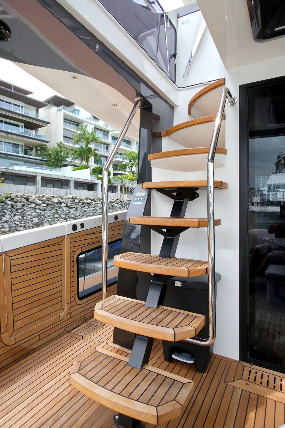 Escalera en teca hacia el flybridge