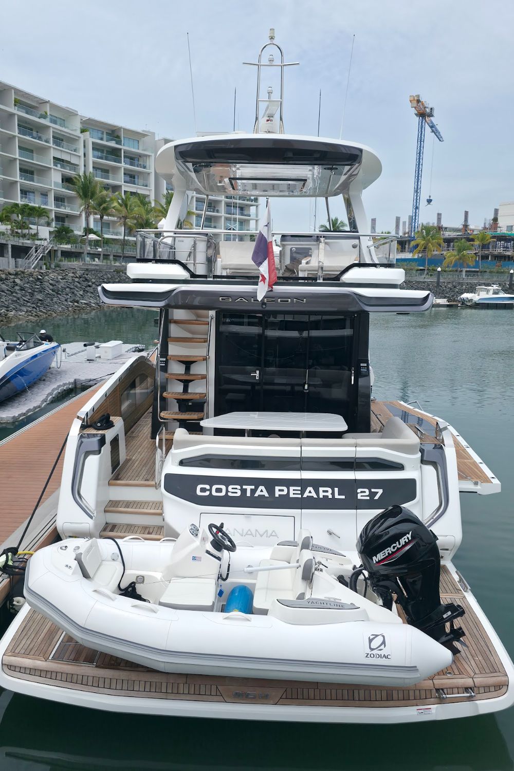 Proa del Galeon 560 Fly en marina