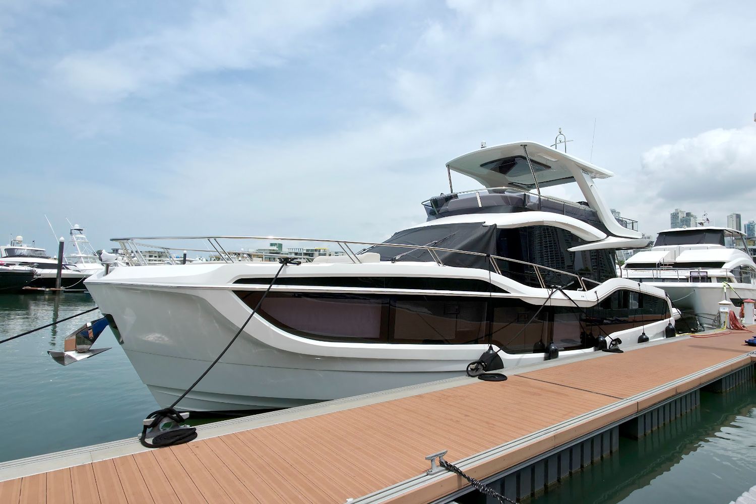 Galeon 560 Fly atracado en muelle
