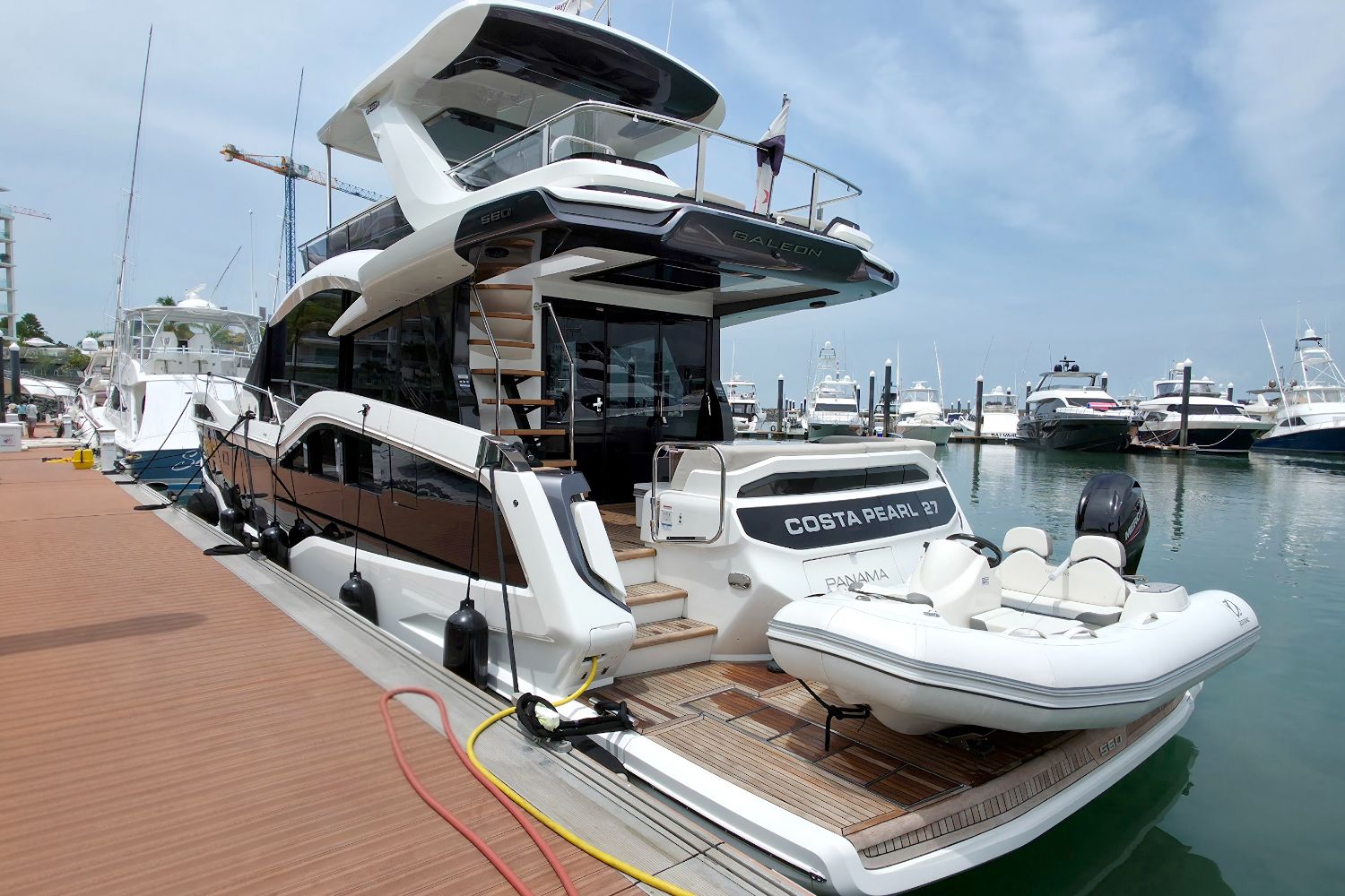 Perfil del Galeon 560 Fly atracado