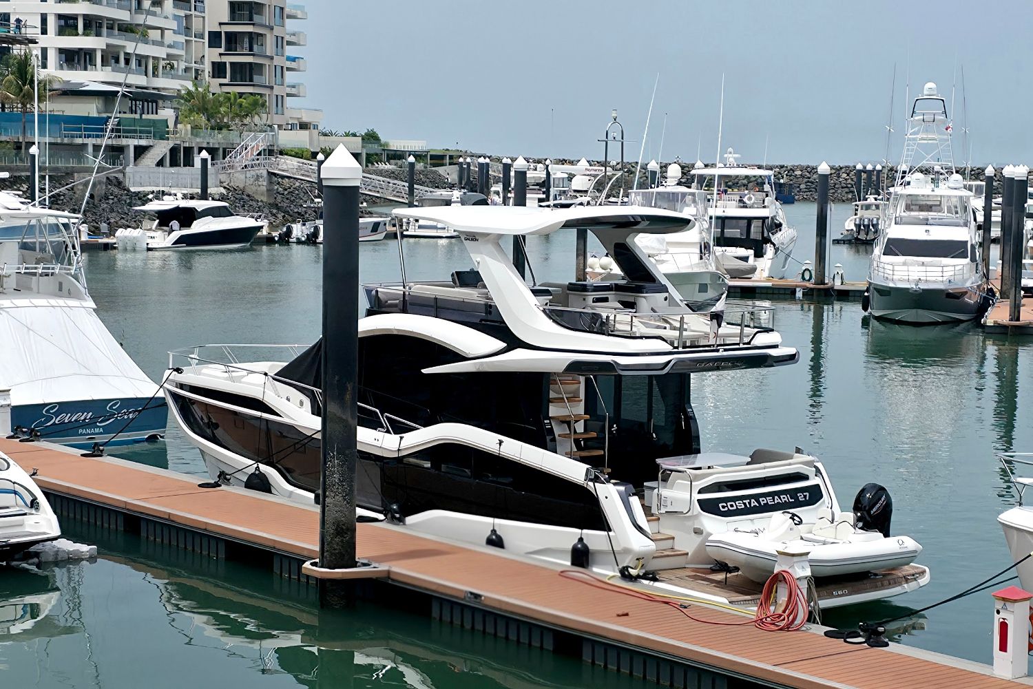 Galeon 560 Fly en el conjunto de la marina